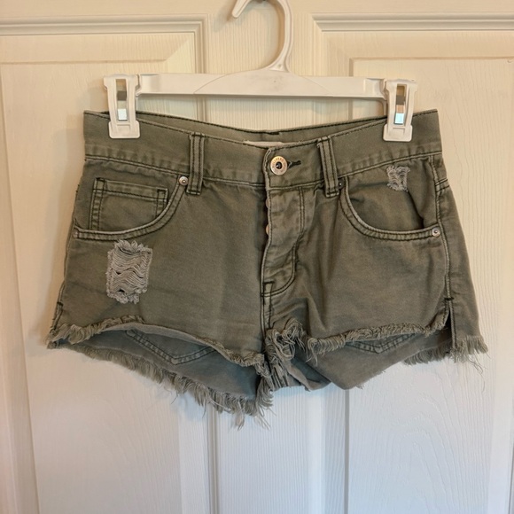 Bullhead Pants - Olive green distressed denim shorts